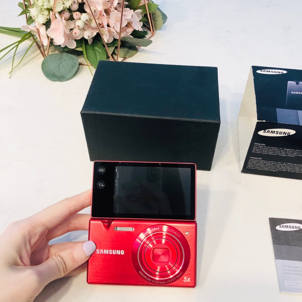 Sold Samsung mv800 digital camera red